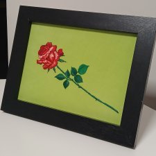 Ręcznie haftowany obrazek z różą.