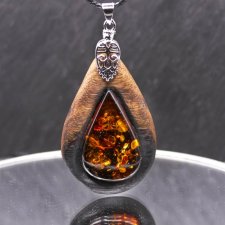 Wisiorek z drewna orzech amerykański z bursztynem - łezka – ręcznie rzeźbiony, artystyczne zdobienia, biżuteria z drewna, luxe wooden jewelry, amber