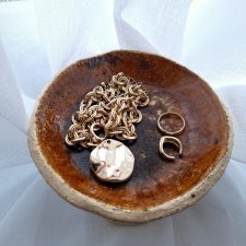 Ceramiczny kielich stojak na biżuterię