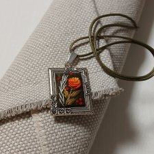 Ręcznie haftowany wisior  DLA KLARY