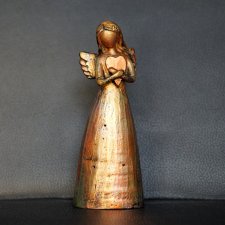 Rzeźba złoty Anioł z czerwonym sercem wys. 13,3 cm