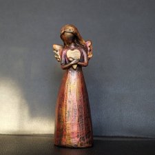 Rzeźba czerwony Anioł ze złotym sercem wys. 12,8 cm