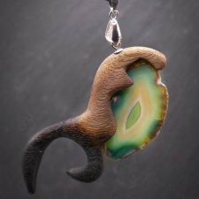 Wisiorek z naturalnego drewna  orzecha i zielony plaster agatu – rękodzieło z duszą - prezent dla kobiety dla niej Unique Jewelry Design; Luxury Woode
