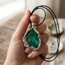 Amulet matki wszerzeczy - brutalistyczny wisior z malachitem