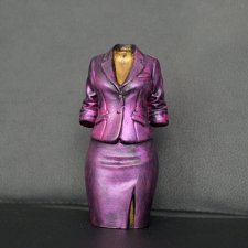 Rzeźba kobieta w fioletowym kostiumie wys. 12 cm