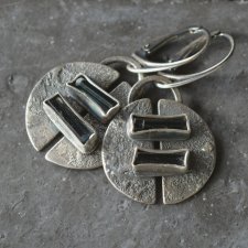 srebrne kolczyki z indygolitem