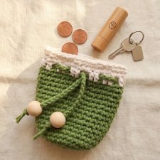 Ręcznie dziana sakiewka ściągana sznurkiem – zielona ze śmietankowym wykończeniem | Mama Crochet Atelier