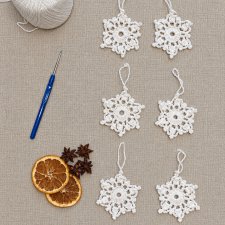 Zestaw 6 szydełkowych śnieżynek – białe ozdoby na choinkę, handmade, 7 cm, płatek śniegu