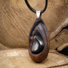 Ręcznie rzeźbiony wisiorek z drewna abachi pieczonego, obsydian – biżuteria z duszą natury - pirografia prezent dla kobiety dla niej Unique Jewelry