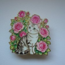 METALOWA EMALIOWANA PRZYPINKA PIN KOTEK W KWIATACH RÓŻ