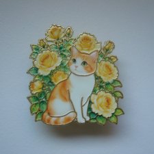 METALOWA EMALIOWANA PRZYPINKA PIN KOTEK W KWIATACH RÓŻ