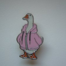 METALOWA EMALIOWANA PRZYPINKA PIN GĘŚ W RÓŻOWEJ BLUZIE