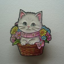 METALOWA EMALIOWANA PRZYPINKA PIN BIAŁY KOTEK W KOSZYKU