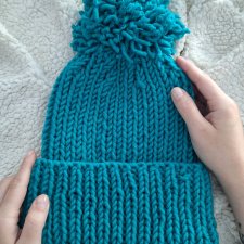 Turkusowa CZAPKA z pomponem - handmade na drutach