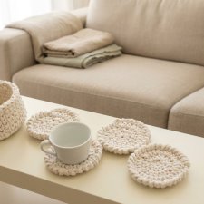Elegancki Komplet Podkładek pod Kubek w Koszyczku – Rękodzieło Bawełniane Eko Boho