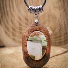 Wisiorek z drewna Gombe i agat biało-zielony – ręcznie rzeźbiony, artystyczne zdobienia, biżuteria z drewna, luxe wooden jewelry