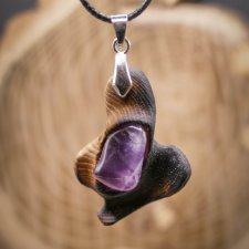 Wisiorek z drewna wiązu, wiąz i ametyst – ręcznie rzeźbiony, artystyczne zdobienia, biżuteria z drewna, luxe wooden jewelry