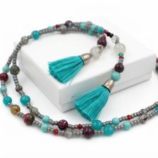 Długi naszyjnik boho z turkusami, kamieniami i turkusowymi chwostami 59 cm