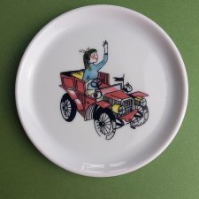 Talerzyk z dziewczynką w samochodzie
