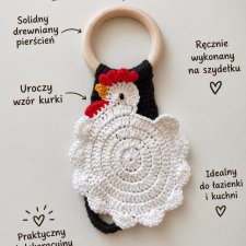 Wieszak na ręcznik na szydełku Kurka handmade drewniane kółko do kuchni