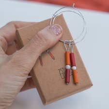 Asymetryczne bardzo lekkie kolczyki koła z howlitem w stylu plemiennym