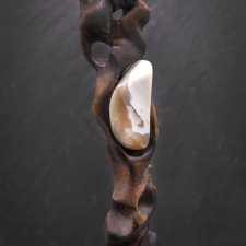 Wisiorek z drewna lipy, lipa i krzemień pasiasty – ręcznie rzeźbiony, artystyczne zdobienia, biżuteria z drewna, luxe wooden jewelry