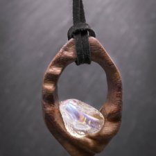 Wisiorek z drewna orzecha, kwarc aura – ręcznie rzeźbiony, artystyczne zdobienia, biżuteria z drewna, luxe wooden jewelry