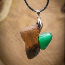 Wisiorek z drewna orzecha, zielony uleksyt – ręcznie rzeźbiony, artystyczne zdobienia, biżuteria z drewna, luxe wooden jewelry