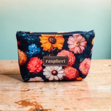 Etui na klucze z czarnego weluru w kolorowe kwiaty – handmade