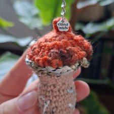 Szydełkowy breloczek grzybek – mały rudy grzyb w stylu boho