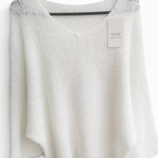 New Collection - biały sweterek w serek nowy
