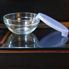 Szklana miseczka z plastikową pokrywką