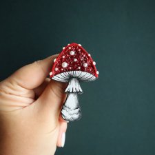 Broszka drewniana ręcznie malowana muchomorek